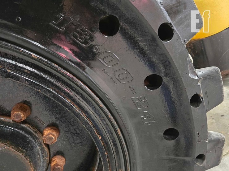 2015-caterpillar-tl642c-image-24