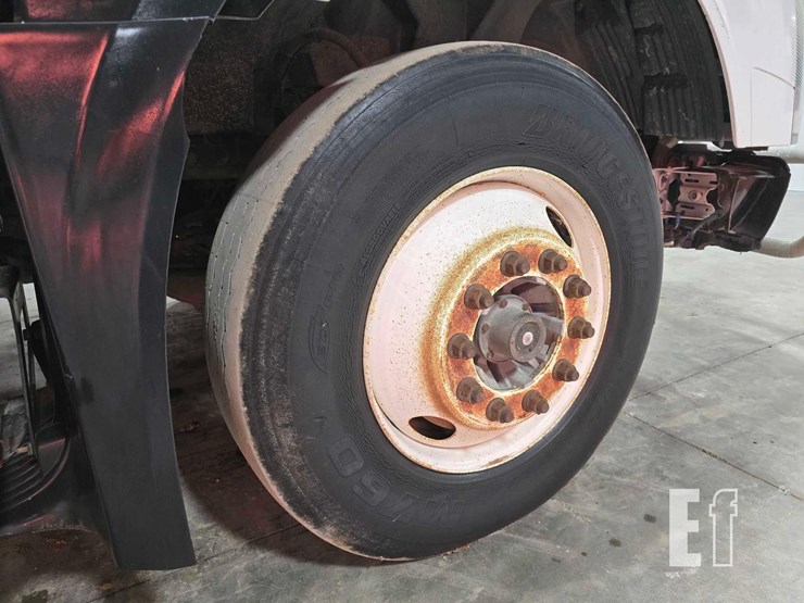 2013-volvo-vnl64t300-image-23