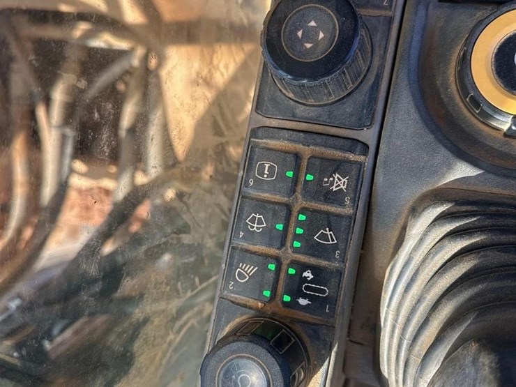 2018-caterpillar-320-image-32