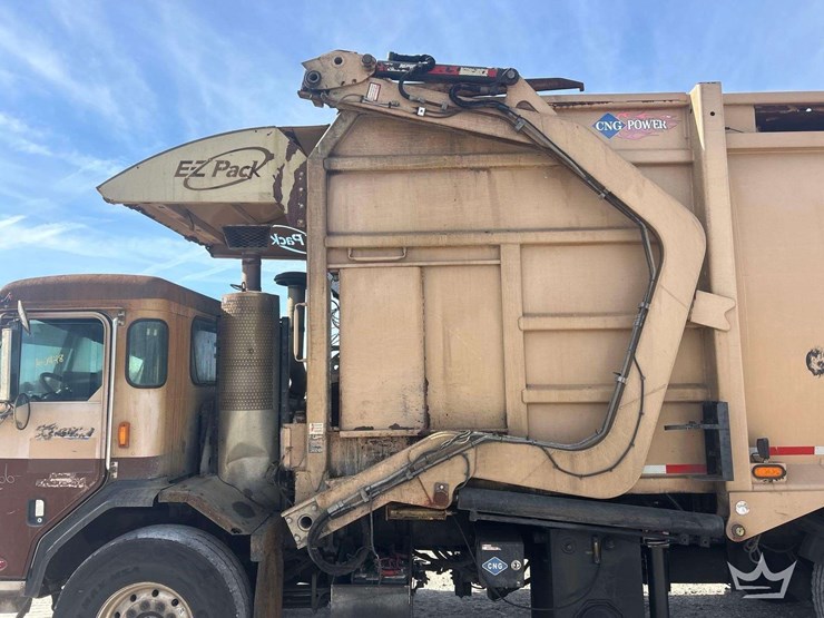 2018-peterbilt-320-image-24