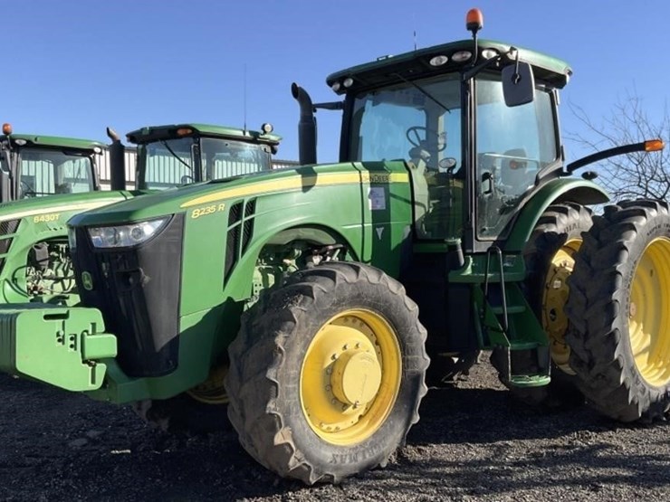 john-deere-8235r-image-1