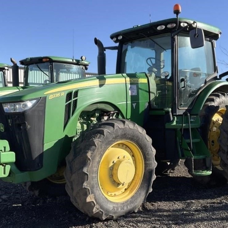 JOHN DEERE 8235R