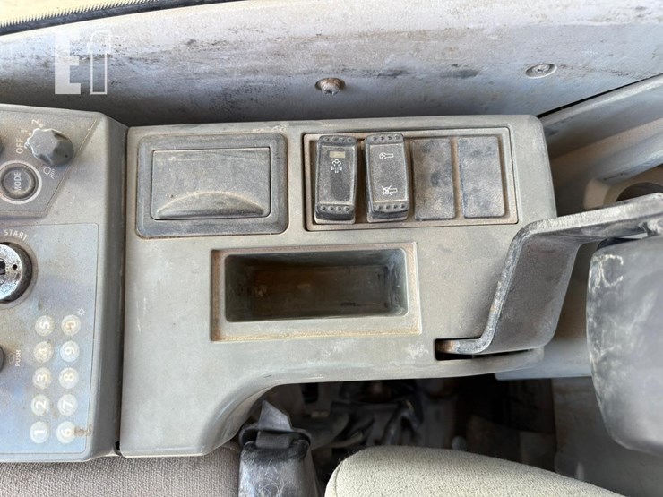 2015-deere-470g-lc-image-15