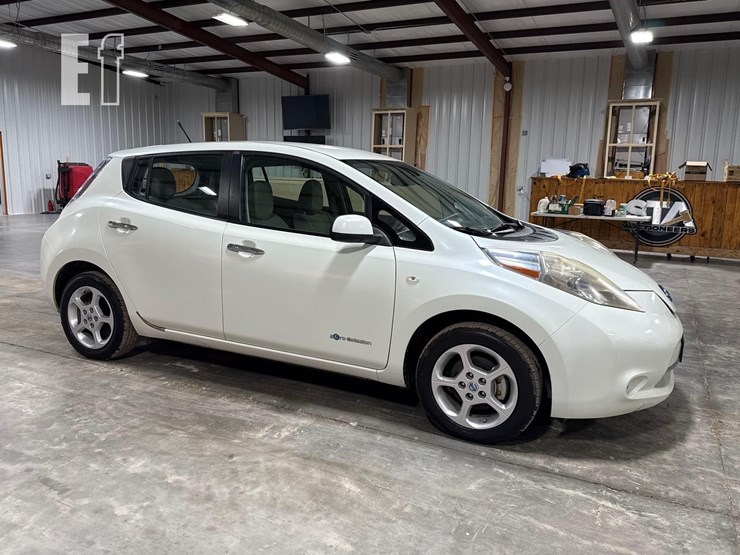 2011-nissan-leaf-image-2