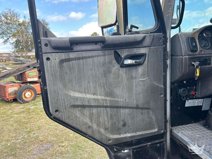 2018-peterbilt-320-image-18