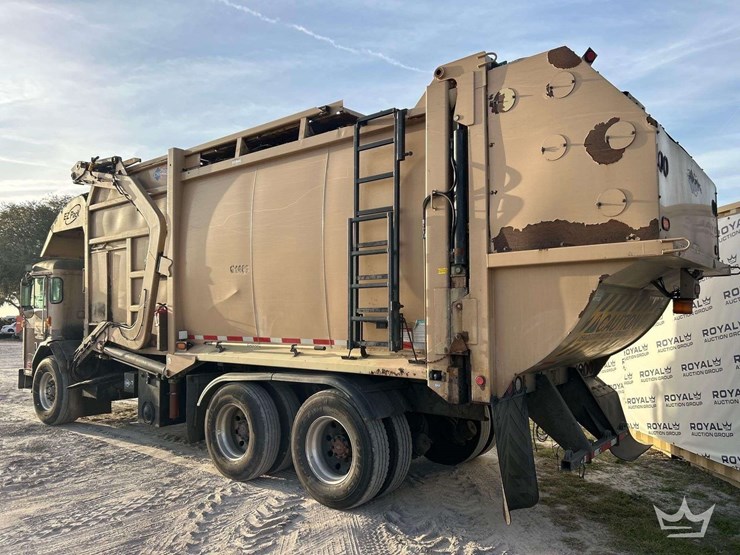 2018-peterbilt-320-image-4