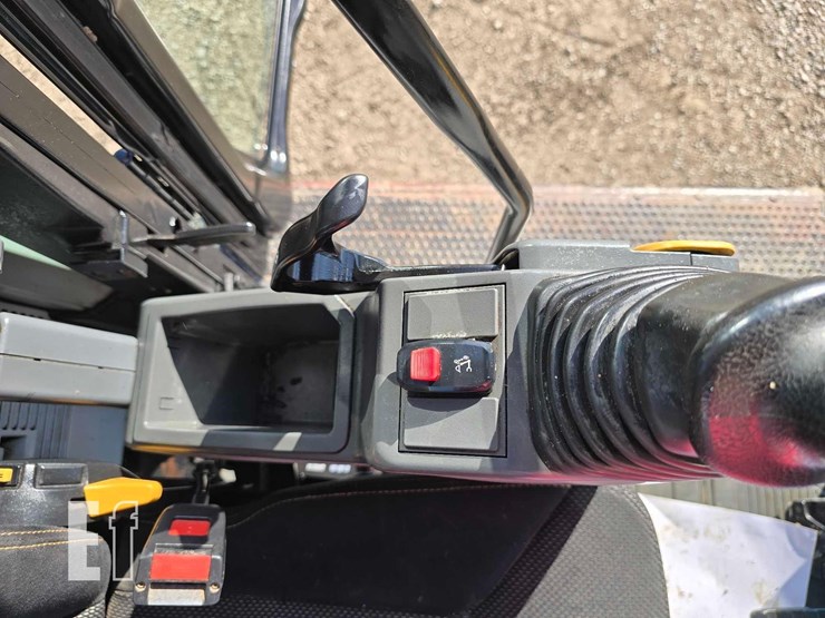 2020-caterpillar-323-image-25