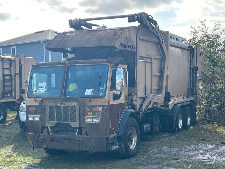 2016-peterbilt-320-image-1