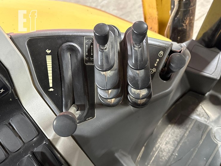 2017-caterpillar-415f2-image-31