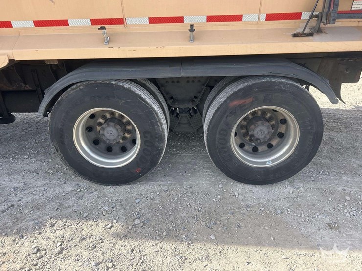 2018-peterbilt-320-image-22