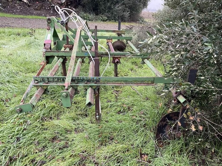 (offsite)-custom-3-pt-3-row-60"-cultivator-image-4