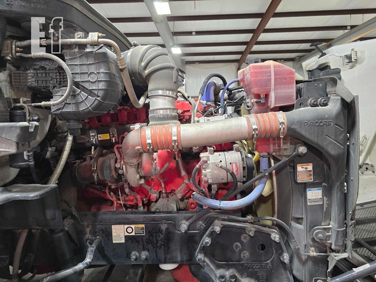 2017-peterbilt-579-image-27