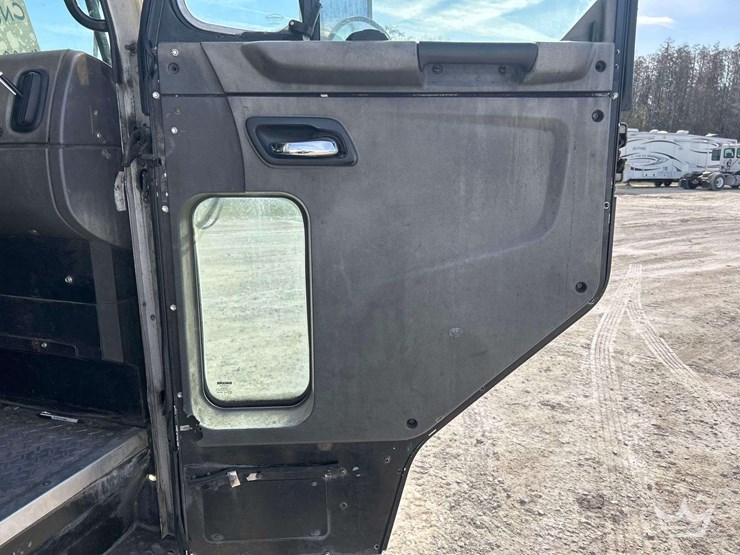 2017-peterbilt-320-image-34