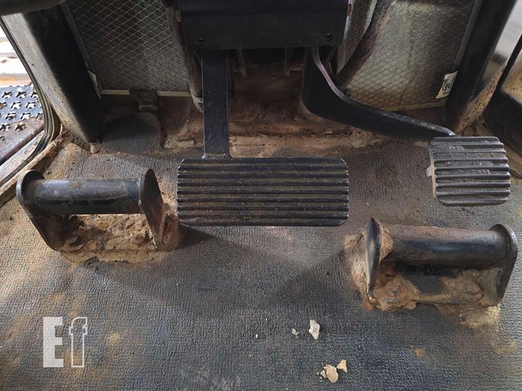 2016-caterpillar-d6n-lgp-image-18