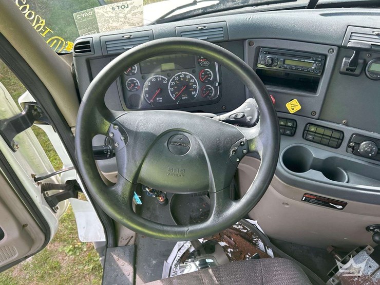 2016-freightliner-cascadia-125-image-14