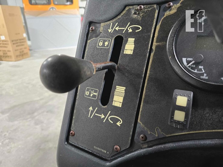 2015-caterpillar-tl642c-image-14