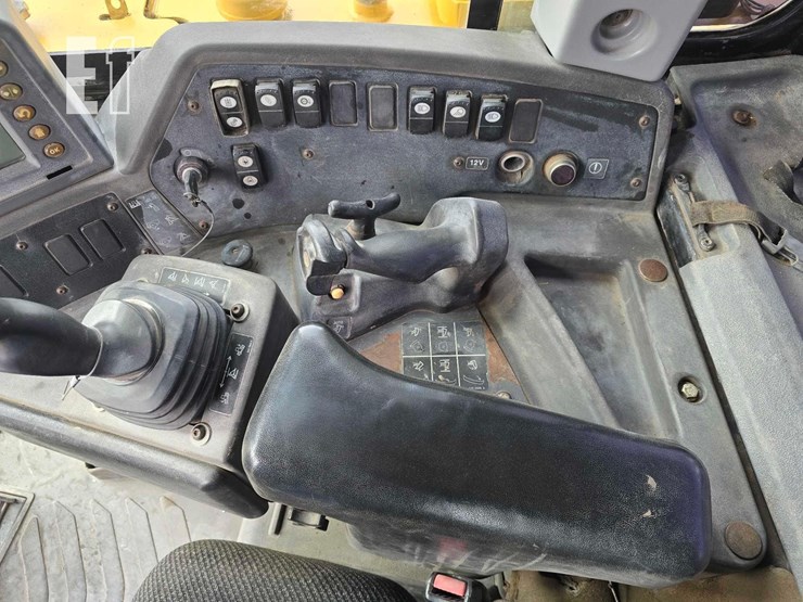 2006-caterpillar-d8t-image-15