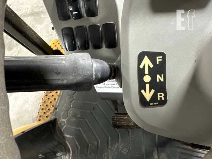 2016-caterpillar-415f2-image-23