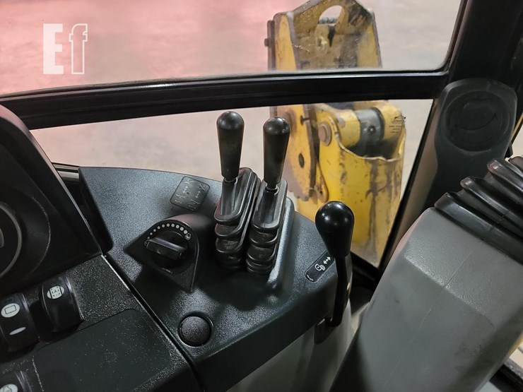 2015-caterpillar-420f-it-image-18