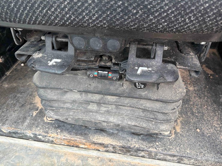 2015-caterpillar-d5k2-lgp-image-16