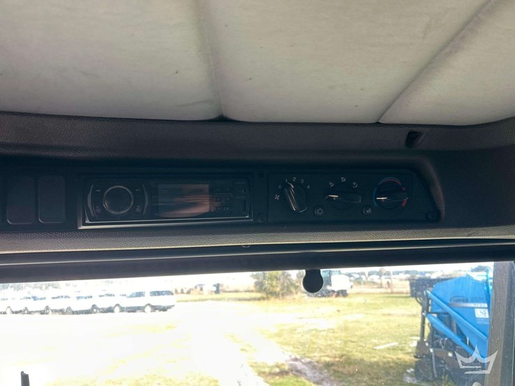 2016-peterbilt-320-image-18