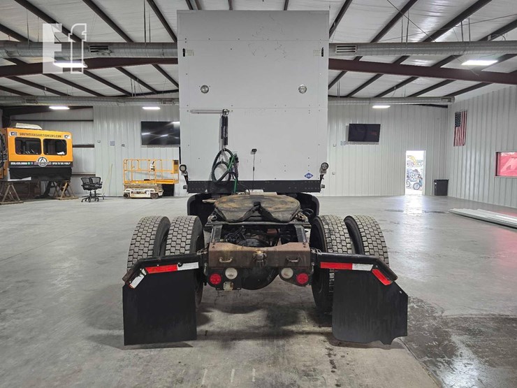 2017-peterbilt-579-image-8