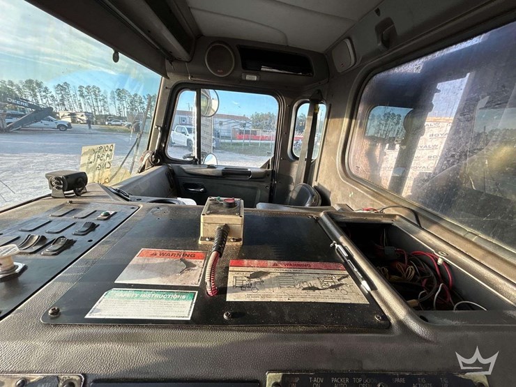 2018-peterbilt-320-image-21