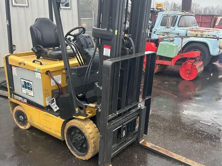 caterpillar-electric-forklift-image-1