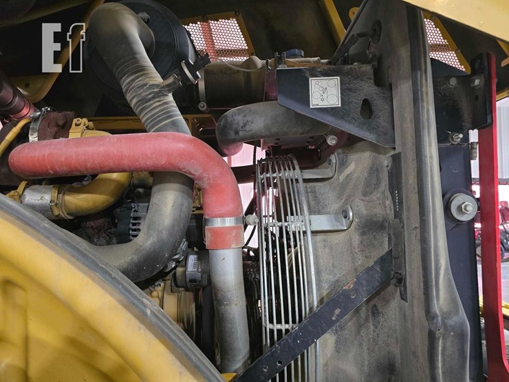 2012-caterpillar-cp56b-image-30