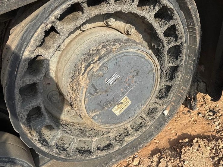 2018-volvo-p7110b-image-35