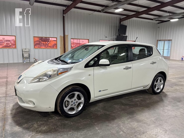 2011-nissan-leaf-image-1