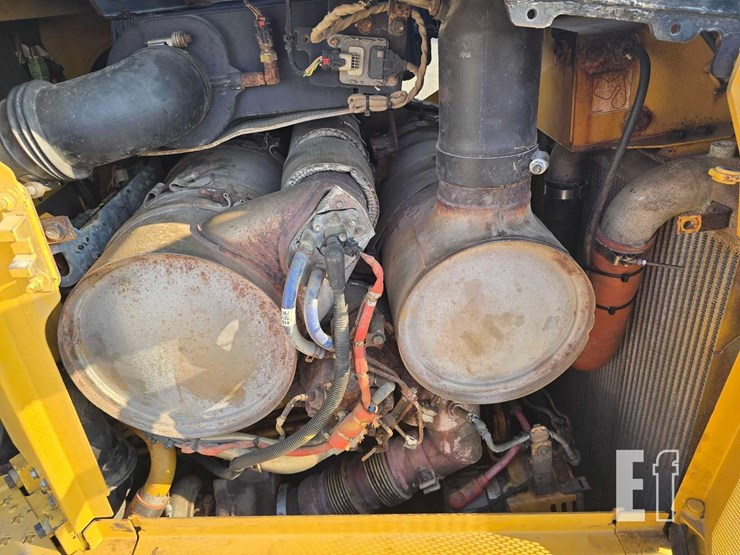 2020-caterpillar-d6-image-35