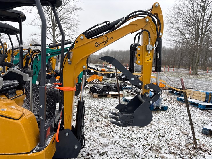 #2009-•-unused-qk18r-mini-excavator-image-2