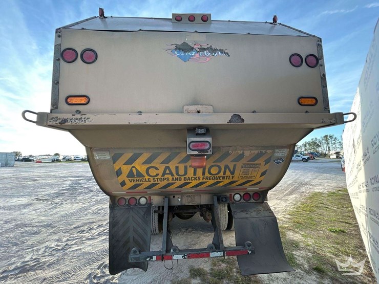 2018-peterbilt-320-image-8