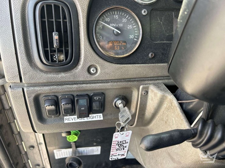 2017-peterbilt-320-image-28