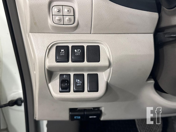 2011-nissan-leaf-image-17