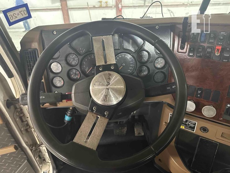 2012-mack-granite-gu813-image-11