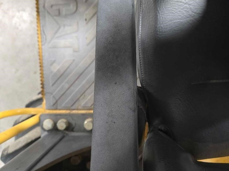 2005-caterpillar-cp-563e-image-22