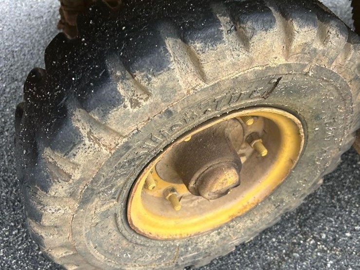 white-4000lb-propane-forklift-1193-image-23