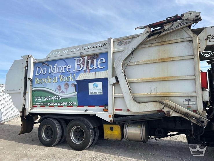 2017-peterbilt-320-image-13