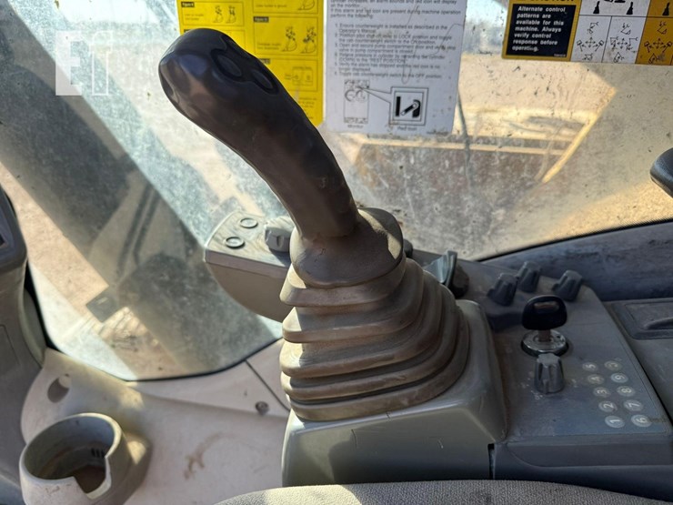 2015-deere-470g-lc-image-12