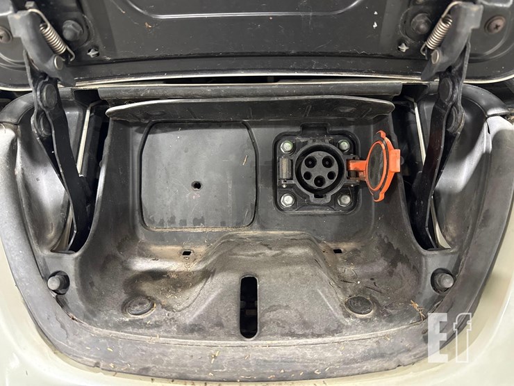 2011-nissan-leaf-image-22