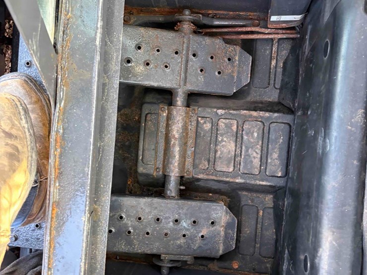 2012-new-holland-l225-image-21