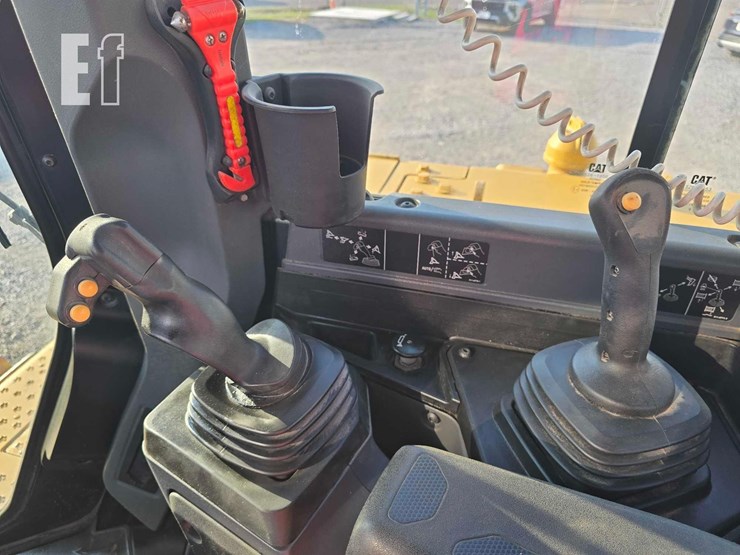 2020-caterpillar-d6-image-17