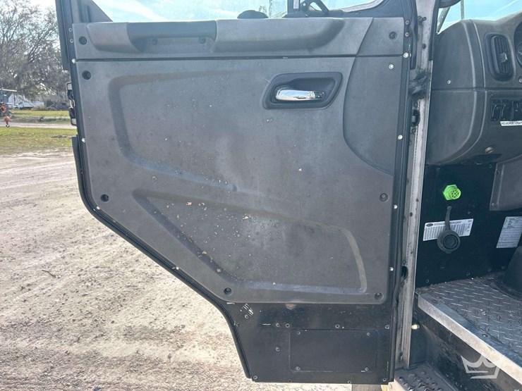 2017-peterbilt-320-image-22