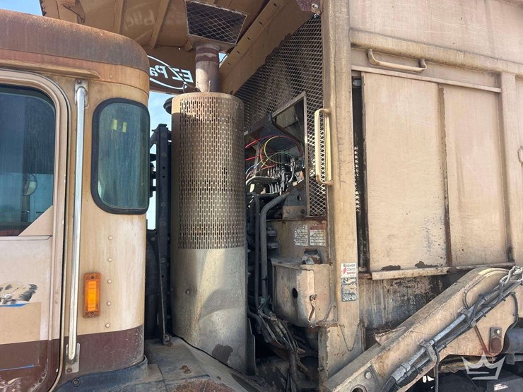 2018-peterbilt-320-image-10