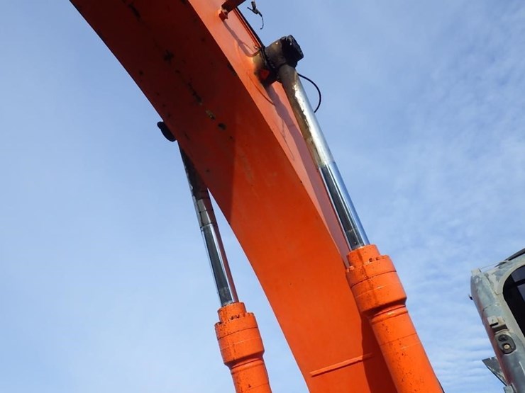 hitachi-zx225us-lc-image-10