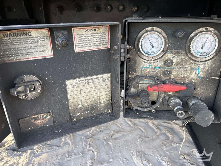 2018-peterbilt-320-image-10