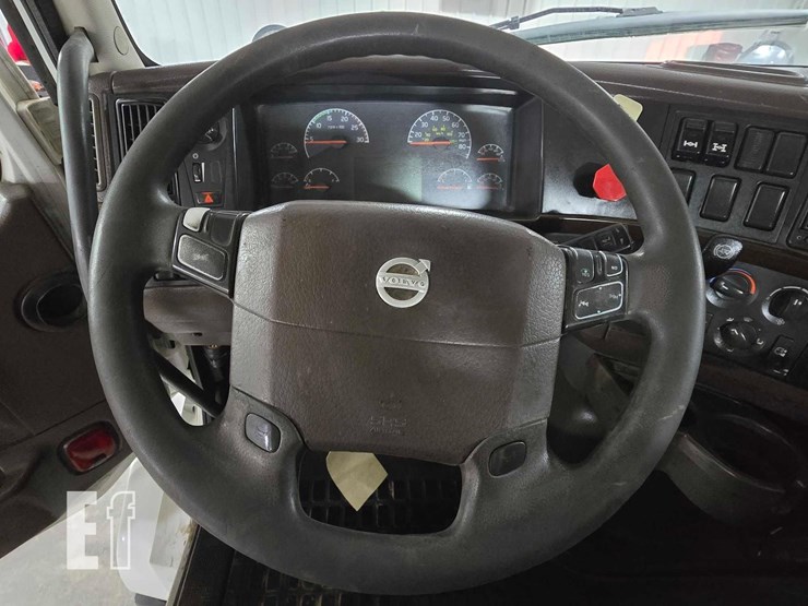 2013-volvo-vnl64t300-image-10