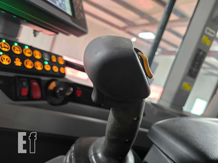 2015-caterpillar-930m-image-18